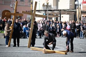 Tiché nesenie kríža na Veľký piatok v Trnave, foto TASR