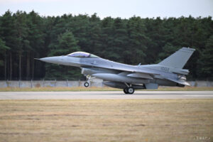let stíhačiek môže spôsobiť rázovú vlnu, foto: TASR