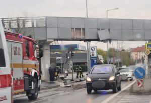Vodič nákladného auta zachytil lávku pre peších, foto: FB Polícia SR Trnavský kraj