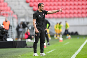 V dohrávke druhého kola Niké ligy sa v krajskom derby stretli súperi z trnavského Spartaka a z Dunajskej Stredy. Taktický súboj mužstiev z hornej časti tabuľky priniesol aj jednu trénerskú zaujímavosť. Zdroj: FC ST - Lukáš Grinaj