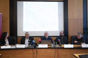 Po zemetrasení koncom februára pri Šamoríne, s magnitúdou 4,3 stupňa Richterovej škály, došlo k 52 dotrasom. Posledný lokalizovali 17. apríla. Došlo tiež k relokalizácii epicentra, a to medzi obce Báč a Trnávka. Zdroj: TASR -Maroš Herc