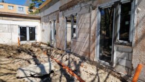 Rekonštrukcia zariadenia opatrovateľskej služby (ZOS) Lumen v Piešťanoch pokračuje podľa harmonogramu a aktuálne vstupuje do ďalšej fázy. V súčasnosti sa práce sústreďujú najmä na interiér objektu. Projekt má priniesť vyšší štandard služieb aj nové priestory pre klientov. TASR o tom informovala hovorkyňa mesta Alexandra Střelcová. Zdroj: mesto Piešťany