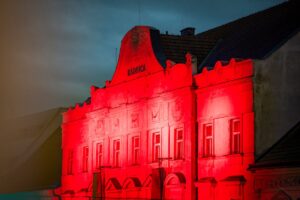 radnica sa rozsiveti načerveno, foto Trnava.sk