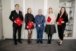 Prof. Miloš Lichner, rektor Trnavskej univerzity, slávnostne odovzdal docentské dekréty novým docentkám a docentovi. Titul získali odborníci z rôznych oblastí – od pedagogiky cez právo až po verejné zdravotníctvo. Zdroj: www.truni.sk