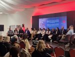 Pracovníčka Mestského úradu (MsÚ) v Trnave Beáta Fándliová získala ocenenie na jubilejnej konferencii 20 rokov rodinných konferencií na Slovensku, ktorá sa konala v uplynulom týždni vo Vígľaši v okrese Detva v Banskobystrickom kraji. Zdroj: mesto Trnava